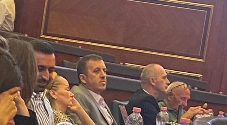 U zu duke fjetur në seancë, kështu ironizon Adriana Matoshi