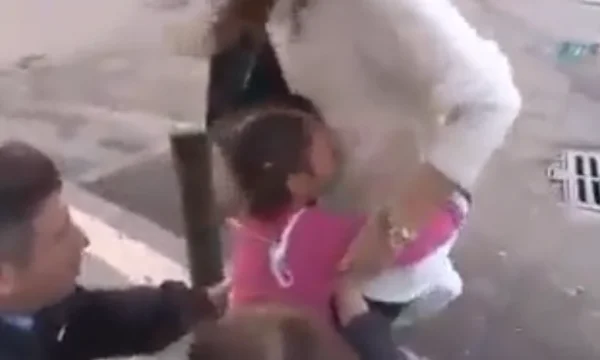 Rrëqethëse: Vajza siriane s’i ndahet gruas që i ngjan me nënën e vet