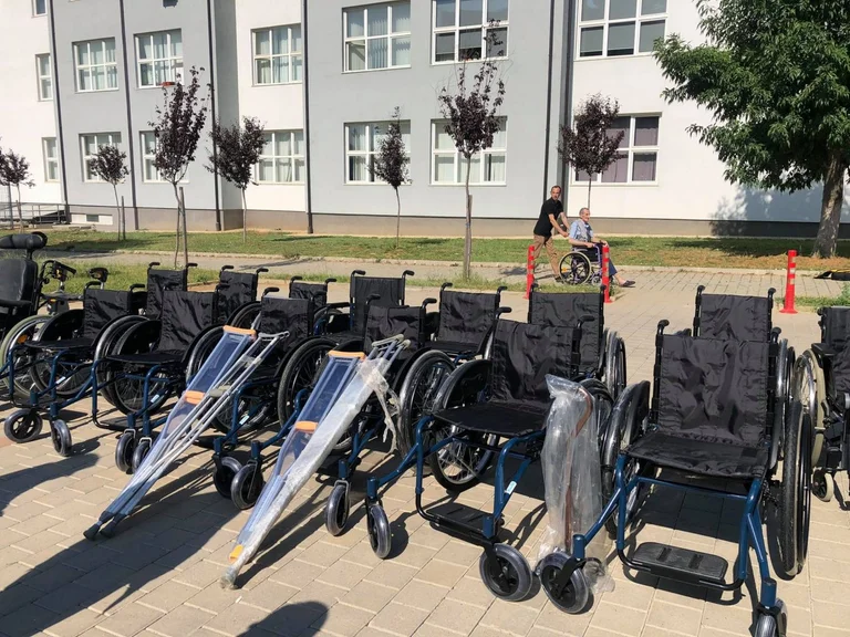 HANDIKOS i dhuron ShSKUK’së karroca, shëtitore e paterica