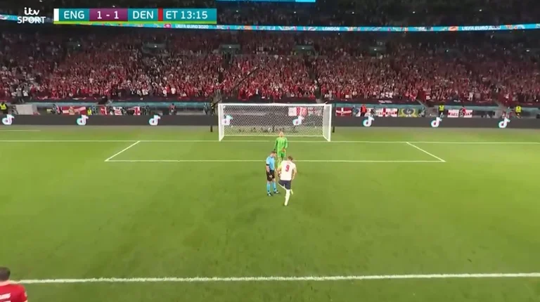 Raheem Sterling nxjerr Anglinë në vazhdime, nxjerr një penallti nga e cila ‘Tre Luanët’ përfitojnë
