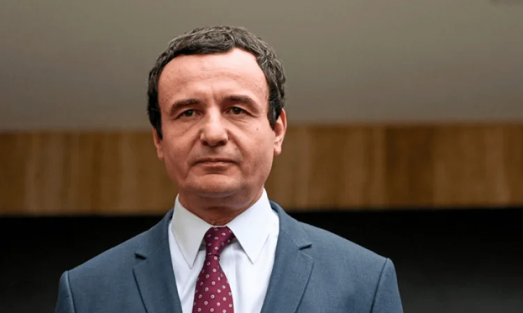 Albin Kurti ngushëllon Kadri Veselin dhe familjen e tij për vdekjen e babait