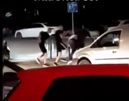Pamje nga përleshja me grushta dhe shkelma në Mitrovicë, dyshohet për të lënduar