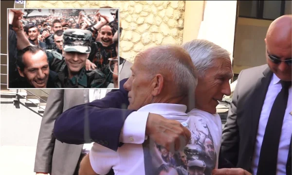 Gjenerali amerikan mezi mban lotët, takimi emocionues i Idriz Makollit me Clark pas 22 vitesh