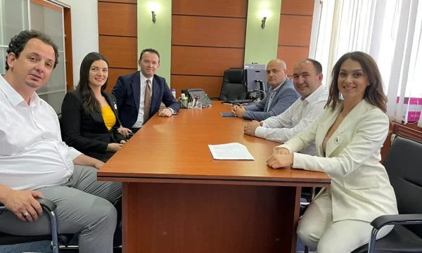 Le divisioni in Istog e Ferizaj spur Peci's risposta: Call for unified Vjosa List