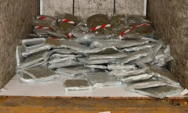 Quatre Kosovars en Suisse ont été arrêtés, pris avec des drogues d'une valeur de 1 million de francs