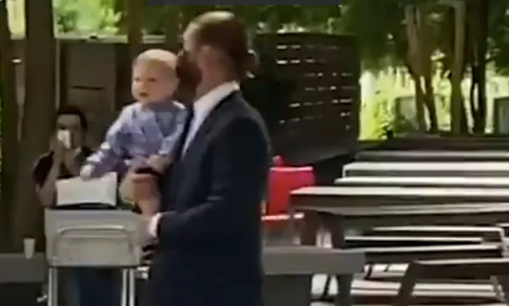 Ramos class: Travel to P SG's in suits and babies, see how fans react when they see it.