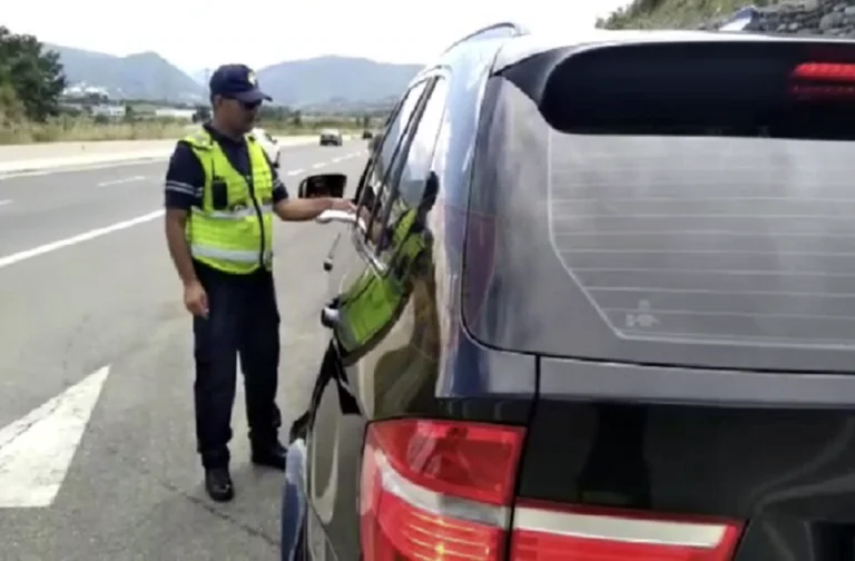 Un citoyen du Kosovo a pris 200 km/h dans les rues de l'Albanie