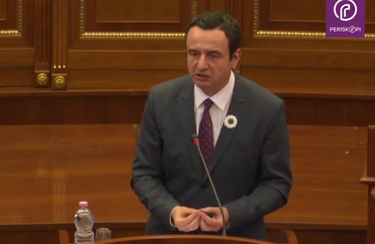 Albin Kurti en el Parlamento ataca el Acuerdo de Washington: El voto a Moratorium fue un delito constitucional