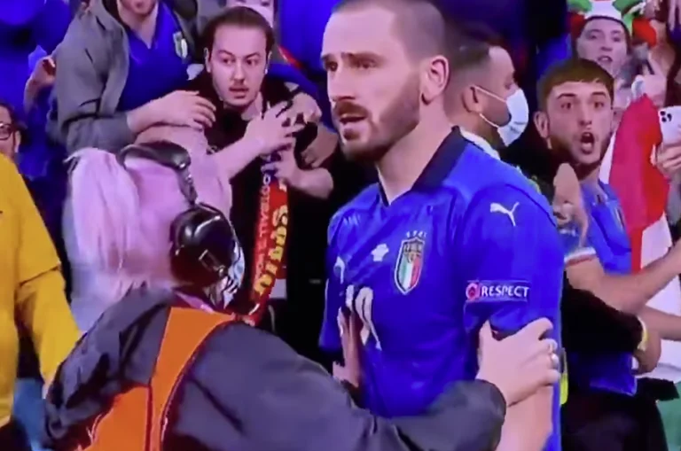 Bonucci went to celebrate with fans, the stewardess asks her to return to the tribuna thinking she's a fan (Video)