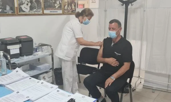 Le chef d'Obilic prend le vaccin.