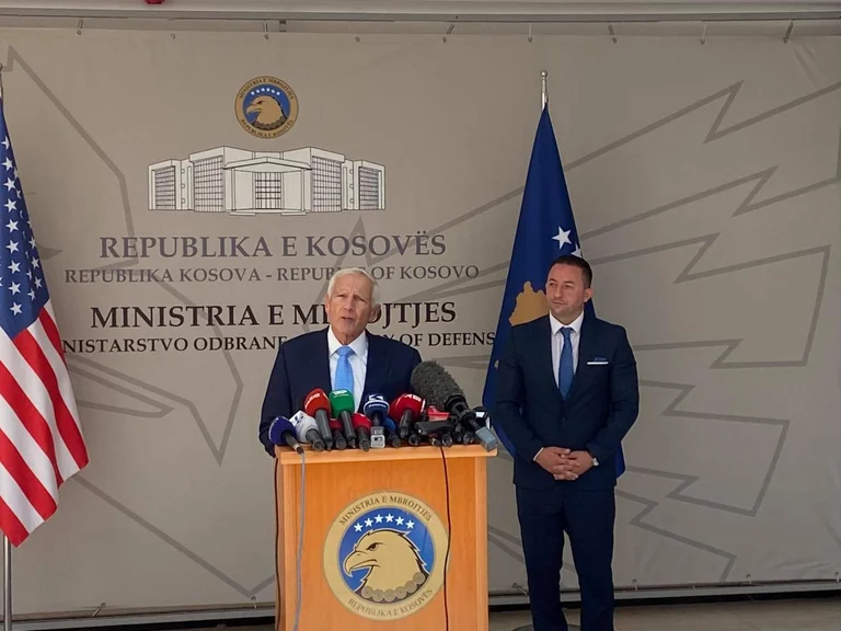 Generale Clark: Sono impressionato dalla democrazia e dalla libertà nel Kosovo
