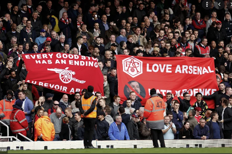Il corpo di Arsenal non ha subito la sconfitta e minacciato contro il suo avversario di social network e condannato alla fine del mondo
