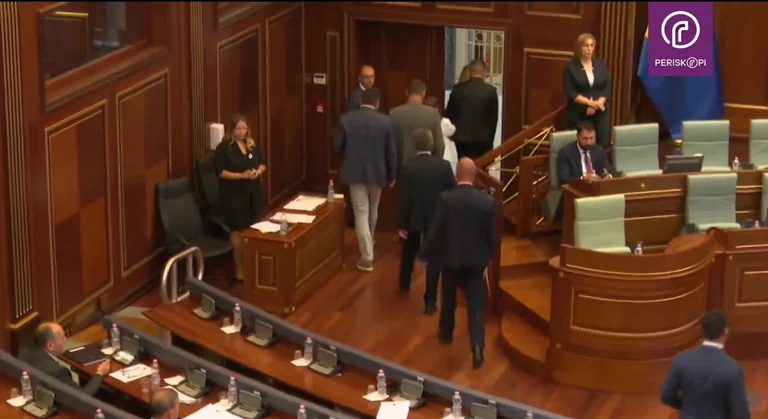 Resolution für den serbischen Völkermord in Srebrenica: Goran Rakiqi mit Srpska Drop Hall