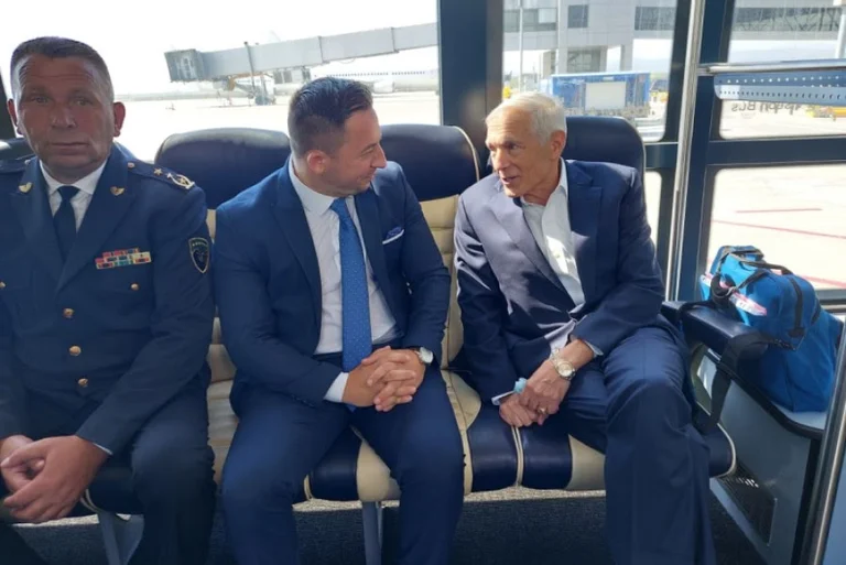 American General Clark kommt in Kosovo