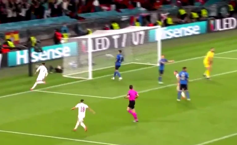 Grande mappa, segna un super gol per la Spagna nella sfida contro l'Italia