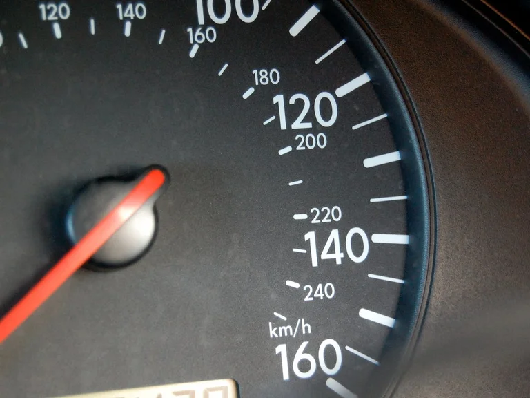 Neue Autos haben Geschwindigkeit Einschränkungen