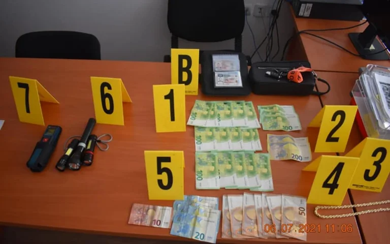 Trois personnes ont arrêté et identifié un groupe criminel