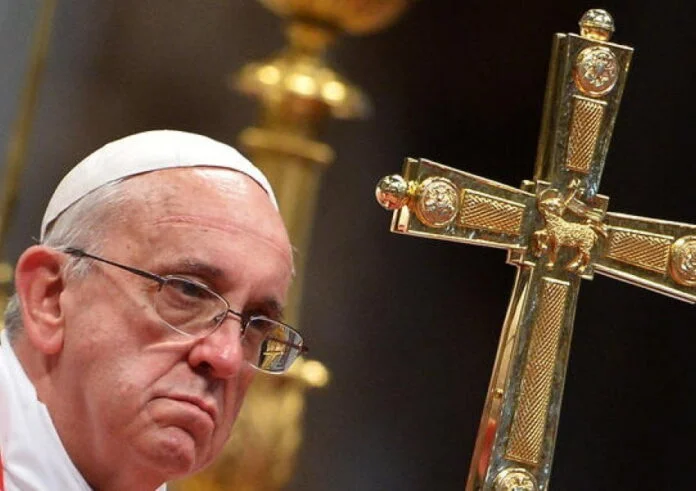 Operifier ses intestins: Le Pape est maintenant bien, manger et marcher