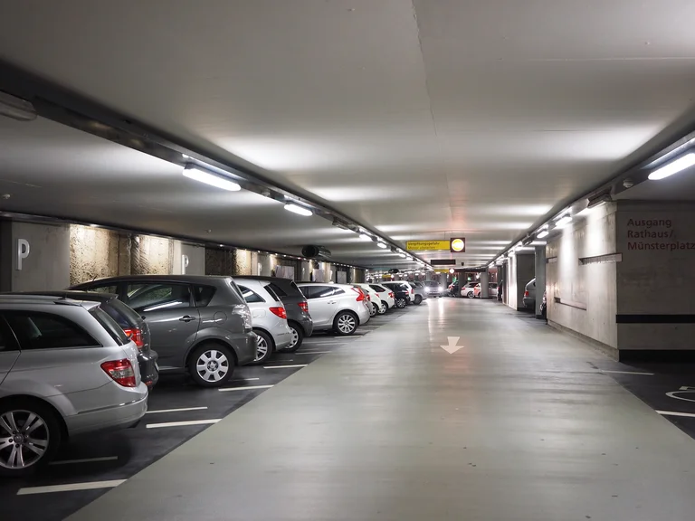 Où garez-vous des voitures de luxe en Suisse ? Extinction des sites à Zurich