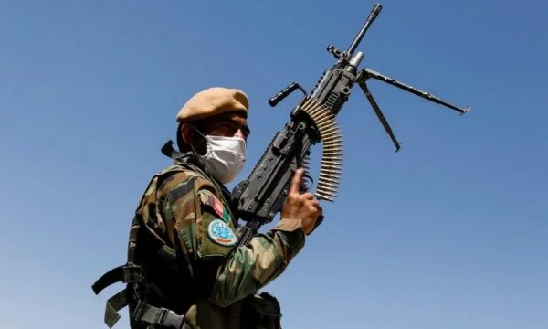 I talebani guadagnano terreno in Afghanistan, 1.000 soldati si rifugiano al confine vicino
