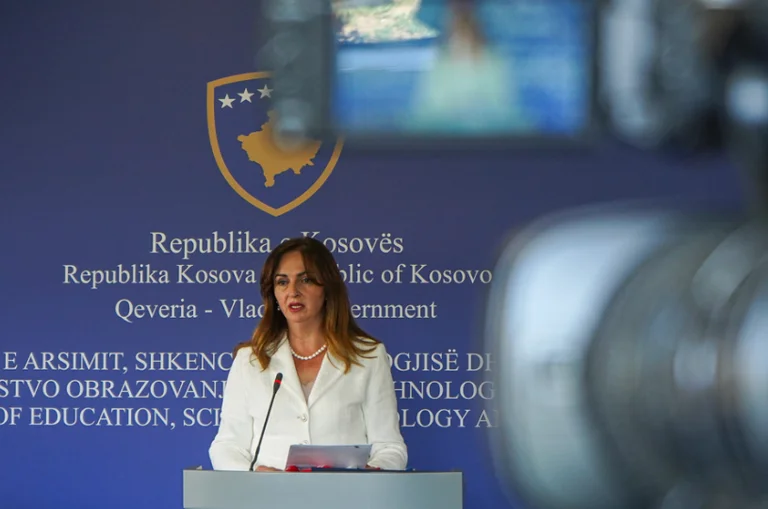 El Ministro Arberie Navci informa hoy a la Comisión de Educación
