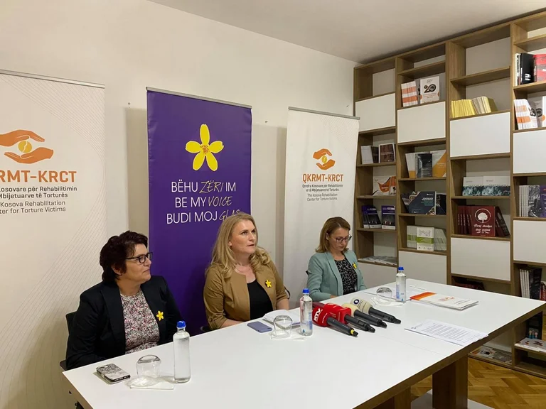 KRCT chiama la condanna serba un giorno storico che ha violato un albanese durante la guerra