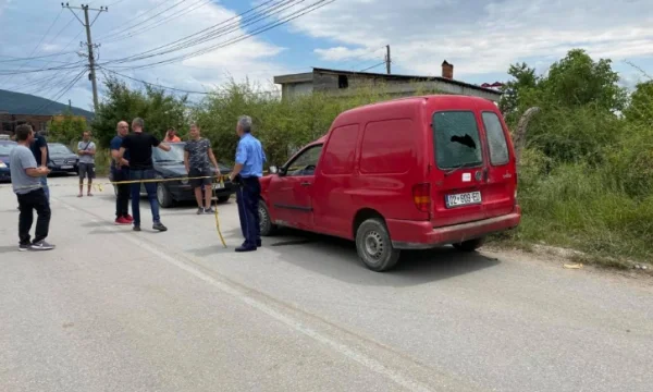 Quelqu'un a mis une bombe dans sa voiture, c'est le chauffeur de Mitrovica.