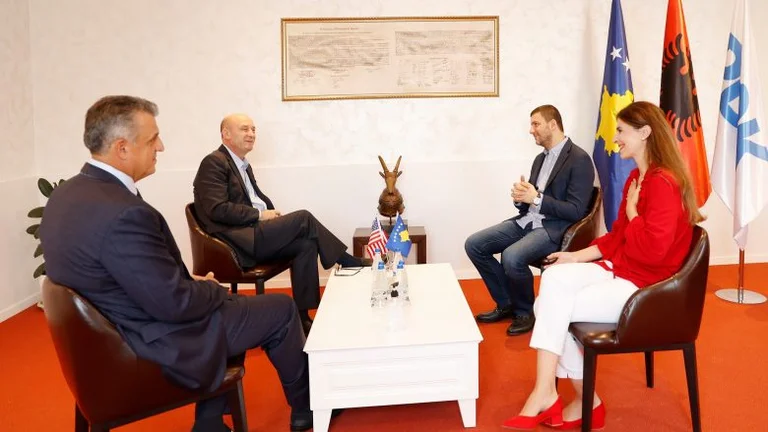 Krasniqi attend la réunion albano-américaine : les relations avec les États-Unis sont sacrées