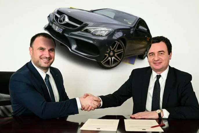 Tu sais à quel point le conseiller en chef d'Albin Kurt est riche ? La maison Mercedes est prête pour les millionnaires.