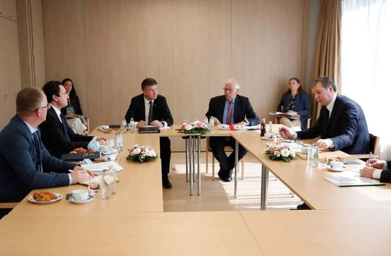 Familienmitglieder der Toten: Verillustriert von Kurts Treffen mit Vucinqi, er hat nicht erwähnt, was er versprochen hat
