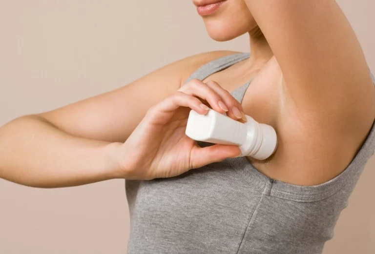 La differenza tra deodorante e anti-uomo: c'è qualche connessione al cancro al seno?