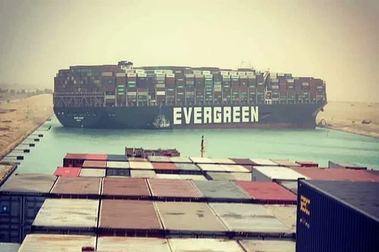 Gather Toilettenkarten: Das Schiff, das Suez Canal blockiert, wird aus Ägypten freigegeben