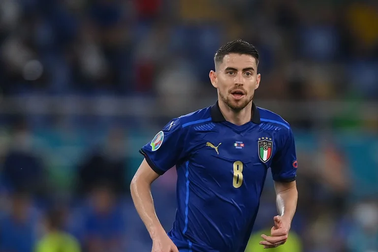 Les médias italiens sous hallucinations croient que Jorginho va gagner la Terre d'Or.