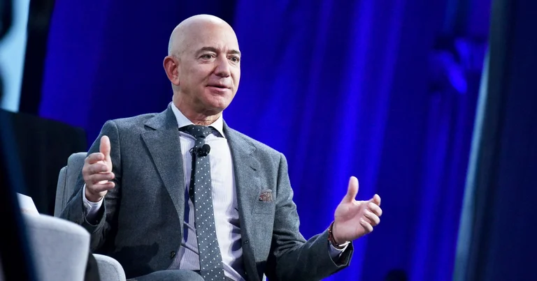 Jeff Bezos si presenta con 197 miliardi di dollari a terra.
