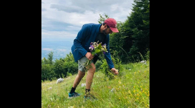 Ismaili Bridge devient romantique, rassemble des fleurs pour les femmes sur les montagnes de Radavci