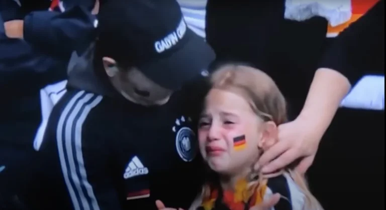 Petits Grecs nazis, fans anglais commentaires brutal sur le petit fan, un autre recueille 37 mille euros pour lui.
