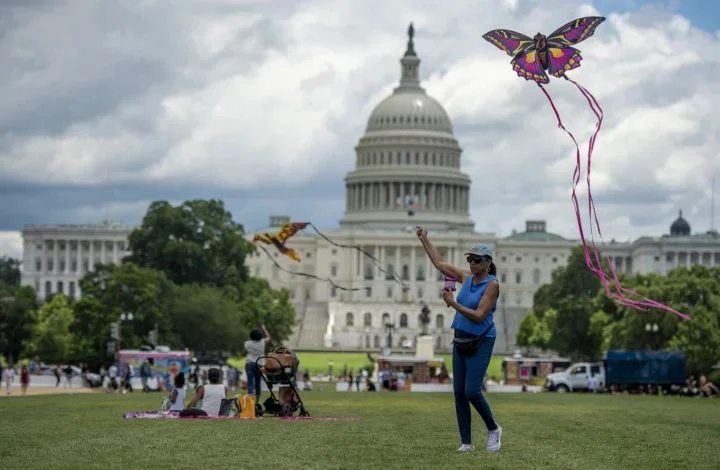 Il pieno stile americano festeggia il 4 luglio, dal momento che le feste di COVID sono state annullate lo scorso anno