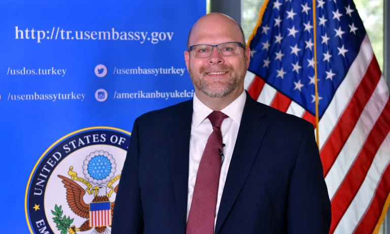 Qui est l'Américain qui devrait remplacer l'Ambassadeur Costnet?