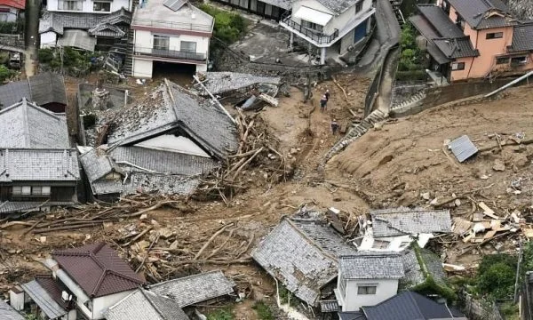 Apocalypse in Giappone, il terreno forato case