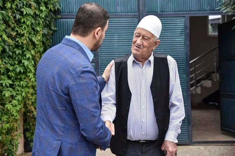 Memli Krasniqi visite les familles de Hashim Thaci de Kadri Veseli