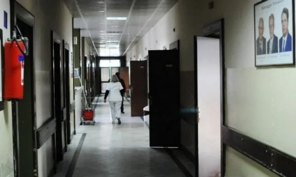 El bebé de Lipjan permanece embarazada, llevado al hospital