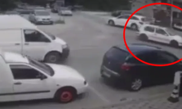 Der Moment, an dem das Auto den Biker in Peja trifft (VIDEO)