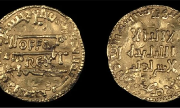 Les pièces du roi anglais sont découvertes, où il a été écrit, “Il n'y a pas d'Allah sauf Allah.