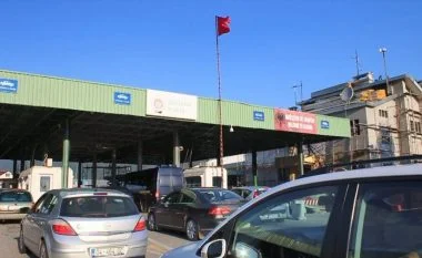 Profesores de Kosovo Búsqueda de Durres para el descanso