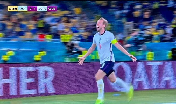 Traduzione: Stanno passando gli inglesi alla partita contro l'Ucraina.