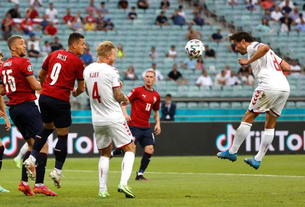 Sólo 5 minutos de juego, Dinamarca pasa por la mano superior
