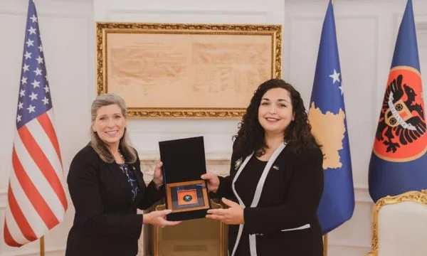 Präsident Osmani bat Senator Joni Ernst um Hilfe in der Kosovo-Mitgliedschaft