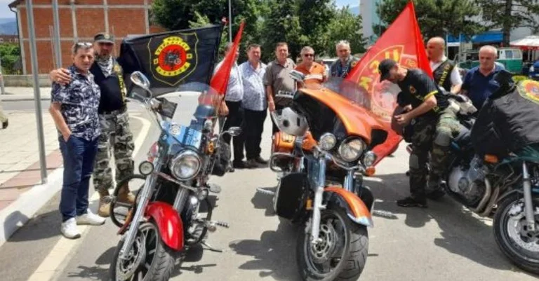 I veterani KLA visitano Tropoja con un team di bikers