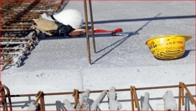 Ferizaj, dos trabajadores de la construcción caen del esqueleto