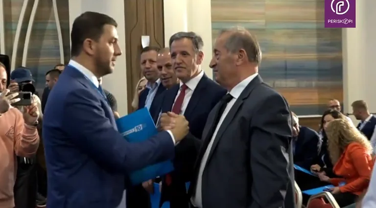 Memli Krasniqi Stufenseite mit Enver Hoxhan in der Halle, begrüßt Kollegen zur Hand